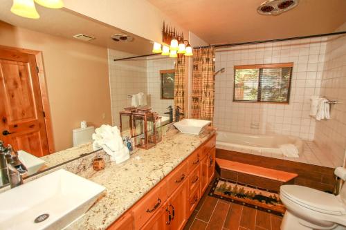 Bilik mandi di The Lodge at Snow Summit Home