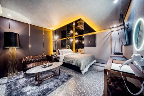 Un pat sau paturi într-o cameră la THE GRAY HOTEL