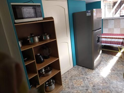 uma cozinha com um frigorífico e um micro-ondas em Cusco`s Flat 2 em Cusco