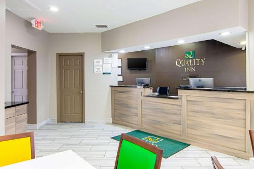 a waiting area of a quality inn with a desk at Quality Inn Villa Rica in Villa Rica