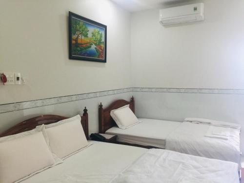 Tempat tidur dalam kamar di Hotel Mỹ Anh