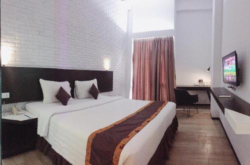 Tempat tidur dalam kamar di Xtra Hotel Bengkulu