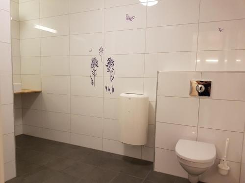 Vonios kambarys apgyvendinimo įstaigoje Utvika Camping