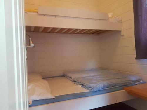 una piccola stanza con un letto in una cabina di Utvika Camping a Nes