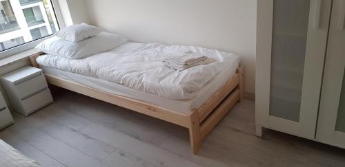 Ένα ή περισσότερα κρεβάτια σε δωμάτιο στο Apartament Kraków Arena