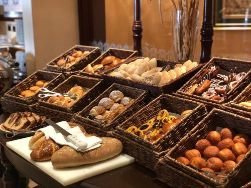 Comida en o cerca de este hotel