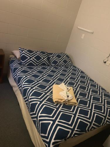ein Schlafzimmer mit einem Bett mit einem Buch darauf in der Unterkunft The Railway Hotel in Queenstown