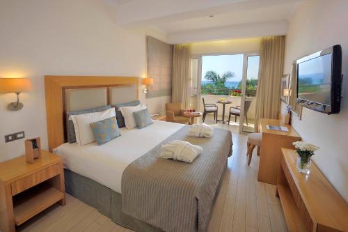 Postel nebo postele na pokoji v ubytování Olympic Lagoon Resort Ayia Napa