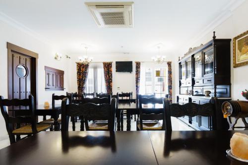 a dining room and kitchen with a table and chairs at Hostal Ciudad Trigueros in Trigueros