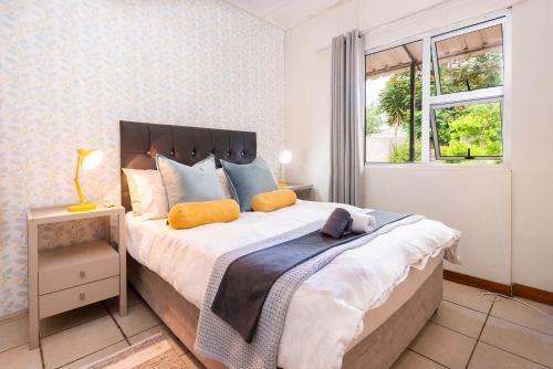 Una cama o camas en una habitación de Biweda Nguni Lodge