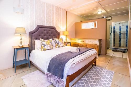 Una cama o camas en una habitación de Biweda Nguni Lodge