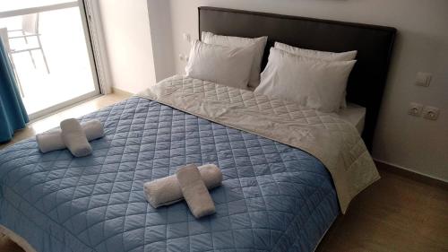um quarto com uma cama com duas toalhas em Violetta Studios em Paralio Astros