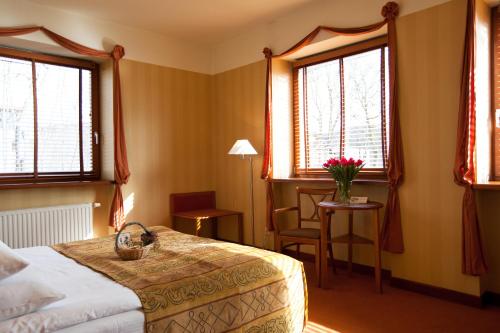 Postel nebo postele na pokoji v ubytování Hotel Willa Lubicz