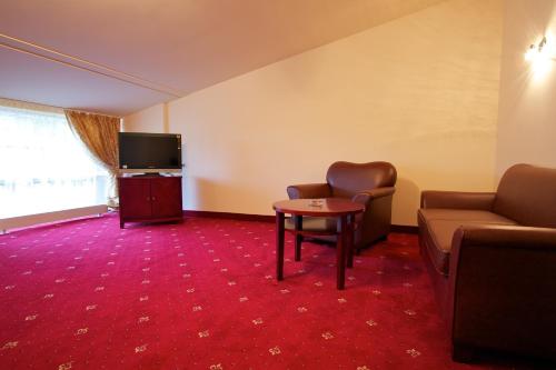 a room with a couch and a tv and a table at Best Resort Aghveran in Arzakan