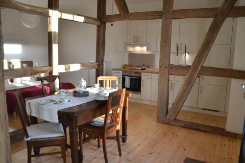 una cucina con tavolo e sedie in una stanza di Ferienwohnung Heidjerleev a Eldingen