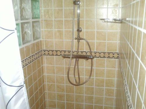 y baño con ducha y manguera. en Villa Acoran, en Costa Teguise