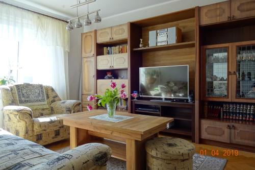 sala de estar con mesa y TV en Prenzel Apartments - Mai, en Pärnu