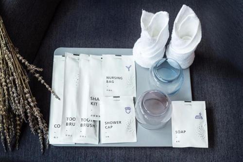 a tray with two glasses of wine and towels at Lavande Hotel Shantou Chenghai Branch in Shantou