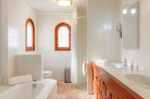 y baño con bañera, lavabo y aseo. en Buccara Villa Levante en Villajoyosa