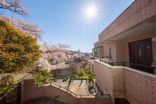 a view of a brick building with the sun in the sky at 平楽園弐番館２階 in Yokohama