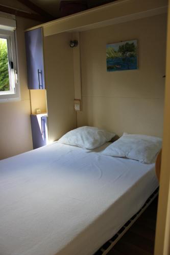 Katil atau katil-katil dalam bilik di Camping Familial paisible avec piscine, mobil home , chalet, Studio & emplacement nue