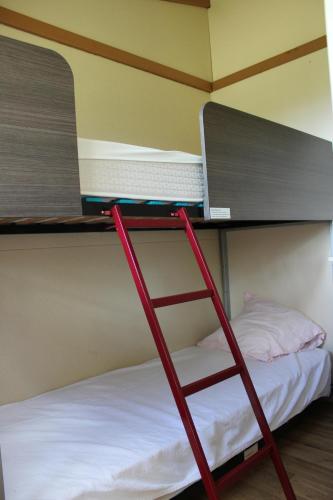 Katil atau katil-katil dalam bilik di Camping Familial paisible avec piscine, mobil home , chalet, Studio & emplacement nue