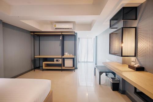 1 dormitorio con 1 cama y escritorio en una habitación en Nora LakeView, en Chaweng