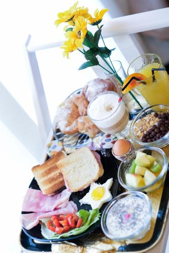 ein Tablett mit Lebensmitteln, Eiern, Brot und anderen Lebensmitteln in der Unterkunft B&B Kingsman in Florenz