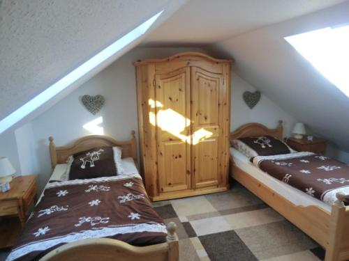 Ein Bett oder Betten in einem Zimmer der Unterkunft Ferienwohnung Fernblick