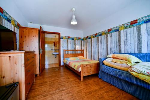 sypialnia z dwoma łóżkami i telewizorem w obiekcie Dom Gościnny Emma Grzybowo w Grzybowie