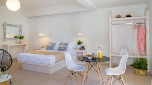 1 dormitorio con 1 cama, mesa y sillas en Sweet Home Naxos en Naxos