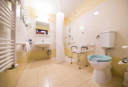 Koupelna v ubytování Bioenergy Resort Salinera Hotel