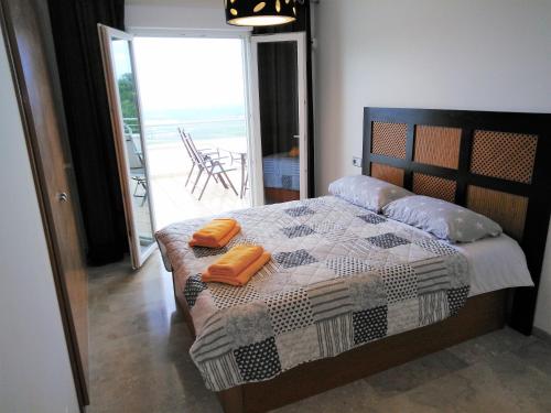 a bedroom with a bed with orange pillows on it at Monte Corona in Ador