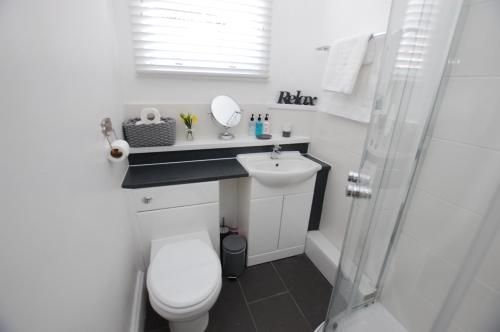 Et badeværelse på Modern One Bed Apartment, by Kipz City Centre Chester - Amazing Location & Quiet!