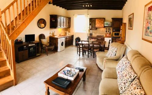 un salon avec un canapé et une table dans l'établissement Bonsentier, à Barenton