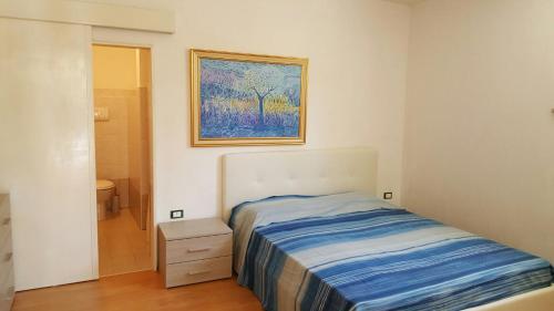 um quarto com uma cama e um quadro na parede em Residenza Barone em Spongano
