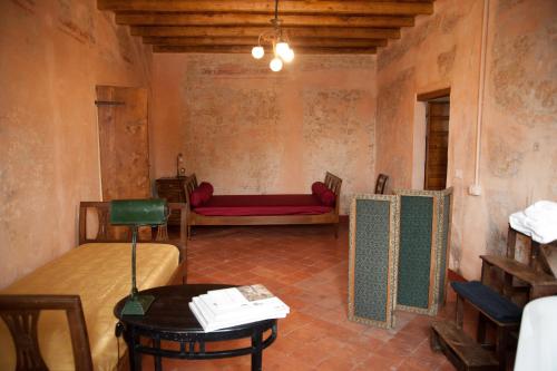 a living room with a red couch in a room at Corte Mantovanella in SantʼAntonio