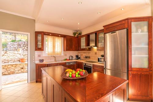 una cucina con una ciotola di frutta su un bancone di The Olive Grove Cottage by Konnect - 2,5km from Ipsos a Ipsos