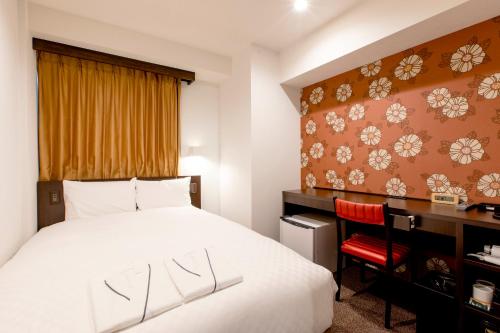 Un pat sau paturi într-o cameră la Hotel Wing International Tokyo Akabane
