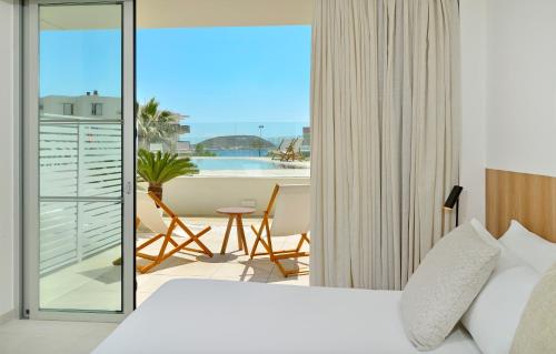 Habitación de hotel con cama y balcón en INNSiDE by Meliá Calviá Beach en Magaluf