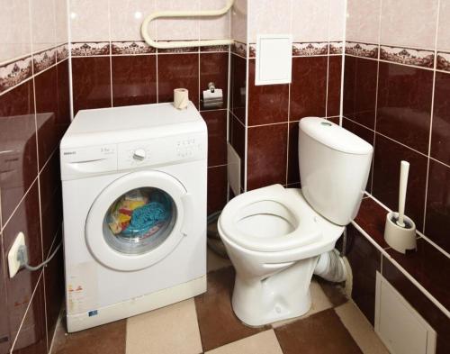 オムスクにあるМаркса 43のバスルーム(トイレ、洗濯機付)