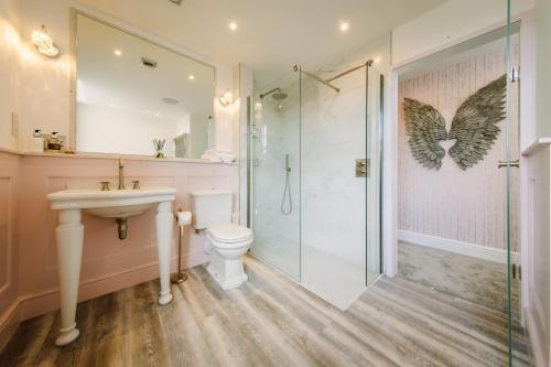 Ένα μπάνιο στο Absoluxe Suites