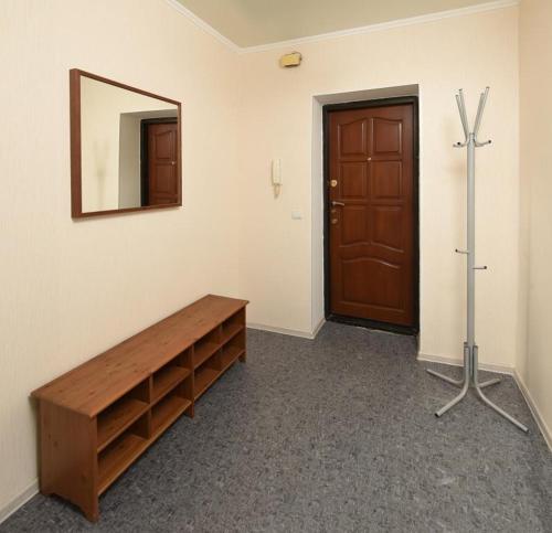 オムスクにあるМаркса 43の木製のベンチと鏡が備わるお部屋