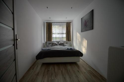 Säng eller sängar i ett rum på APARTAMENT PRZYTULNY
