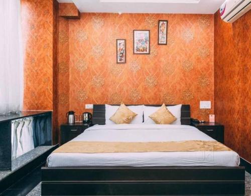 Una cama o camas en una habitación de Hotel Suraj Palace