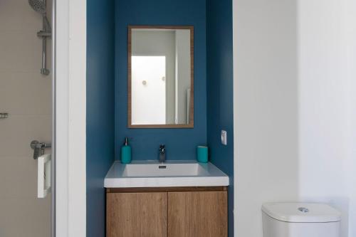 uma casa de banho com um lavatório e um espelho em Hotel Enight em Gradignan