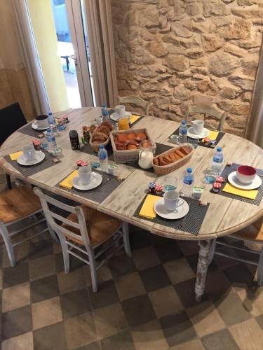 - une table en bois avec de la nourriture dans l'établissement Domaine de L'Olibaou, à Venelles