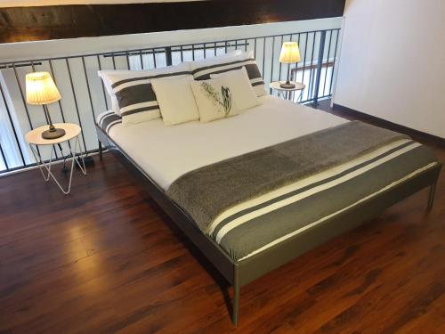 Ce lit se trouve dans un dortoir doté de 2 tables et de 2 lampes. dans l'établissement Bright Loft, à Cannes