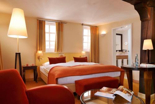 a hotel room with a bed and a table and chairs at Hotel Die Sonne Frankenberg in Frankenberg