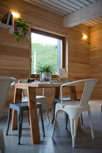 an office with a table and chairs and a window at Centro de Ecoturismo Tierra del Agua in Caleao